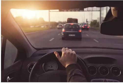 開車的這些陋習(xí)，據(jù)說會開車的人都犯過！別說你沒有！